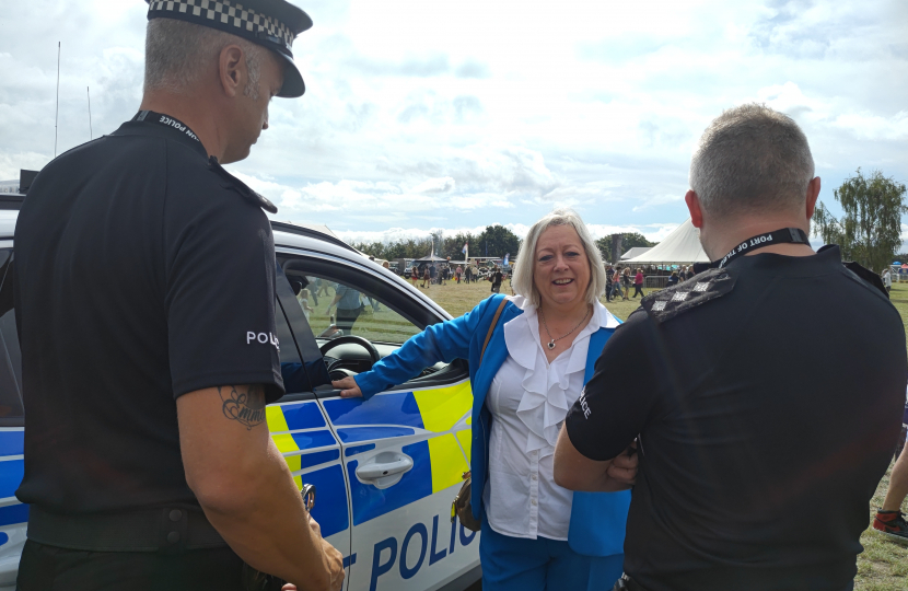 Jackie speaking with two police officers