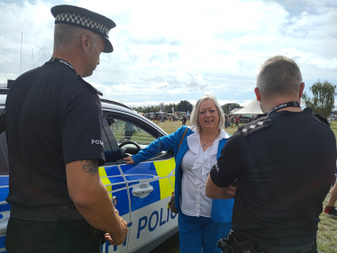 Jackie speaking with two police officers